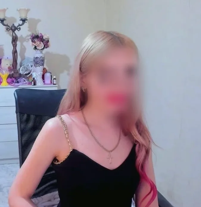 Ella, 24