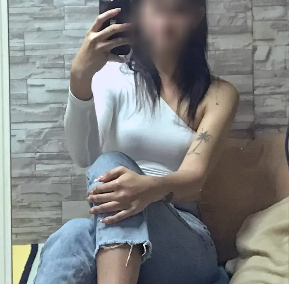Evie, 32